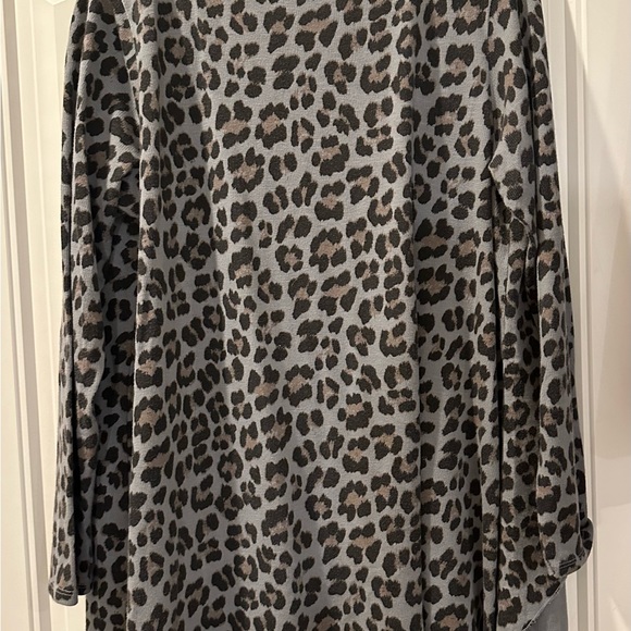 Cheetah long sleeve tunic - Picture 2 of 3